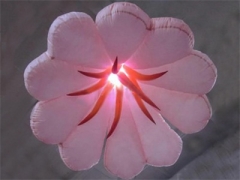 Светлый надувной цветок