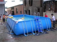 Плавательный бассейн с металлическим каркасом заднего двора