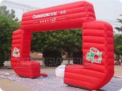 Красный бренд, рекламирующий надувные дуги